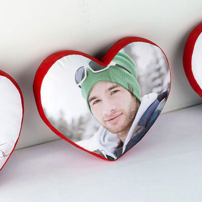 coussin en forme de coeur avec visage d'homme