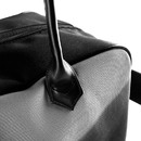 sporttasche aus leder oder canvas mit ledergriffen