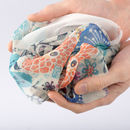 chffon bedruckt in händen