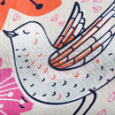 mit vogelmotiv bedruckter chiffon nahaufnahme