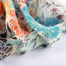 nahaufnahme bedruckter chiffon blumenmotiv