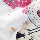 plüschiger samt rückseite mit stecknadel