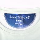 Etiqueta de camiseta con mensaje