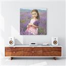 quadratische leinwand mit kinderfoto in blumenfeld
