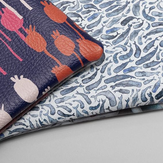 Détails de la pochette en cuir imprimée