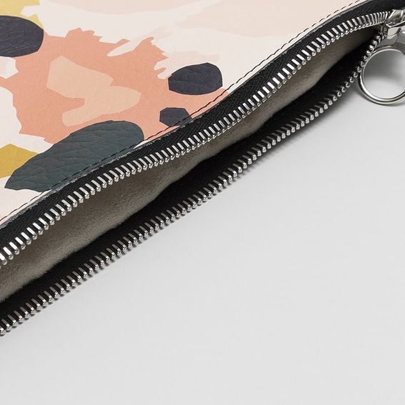 disegna una borsa a tracolla con catena
