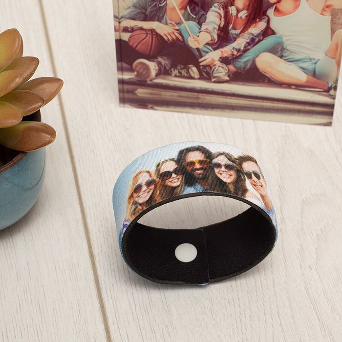 personalisiertes armband bedruckt mit gruppenfoto