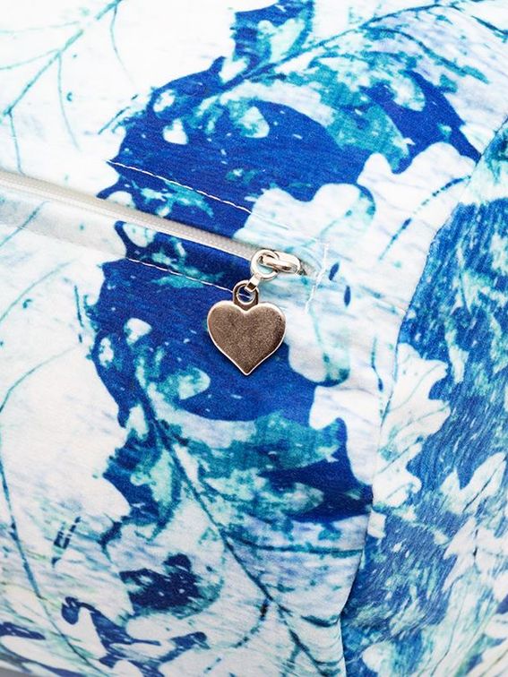 Bolster cushion zip details