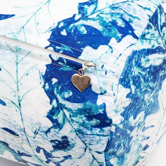 cojin bolster con tirador de cramallera en forma de corazon