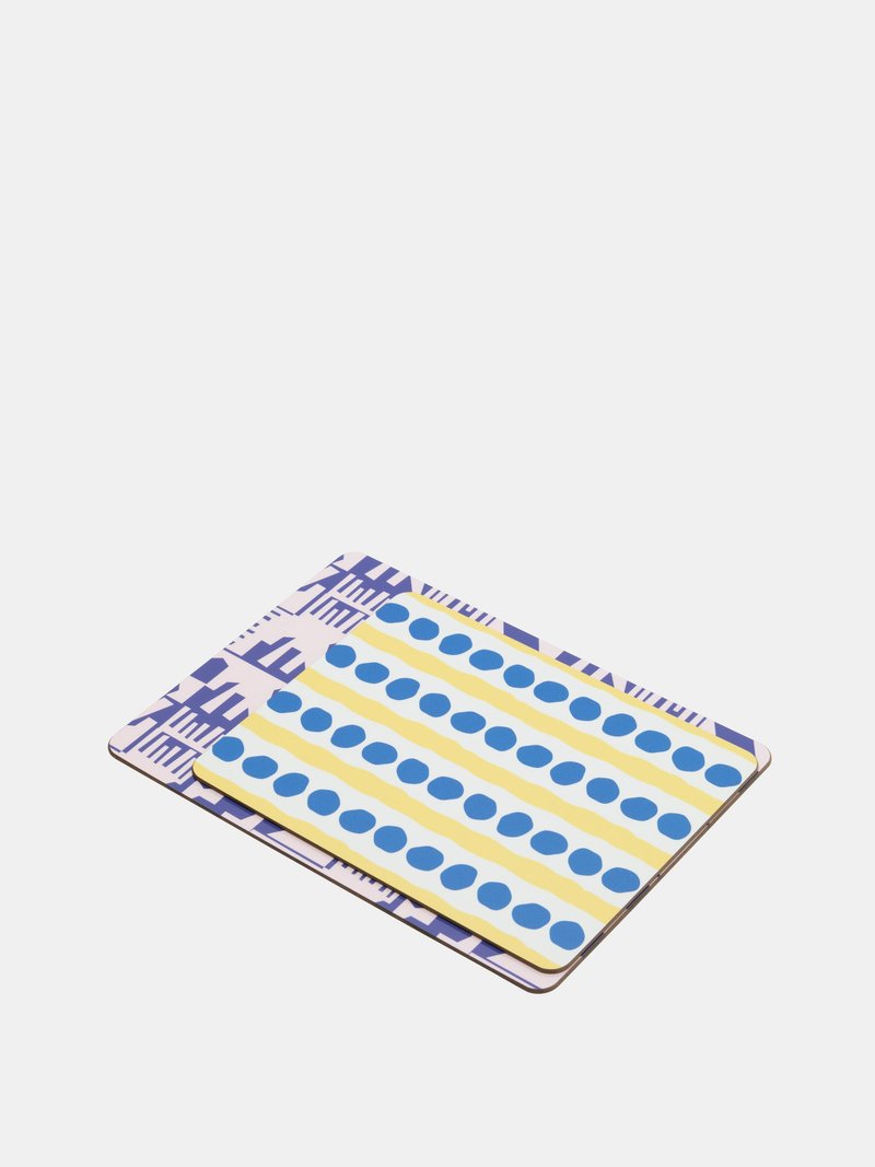 tryckta tallriksunderlägg med blått och vitt mönster