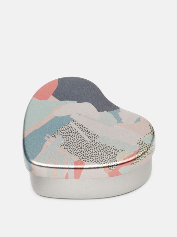 heart shaped tin design