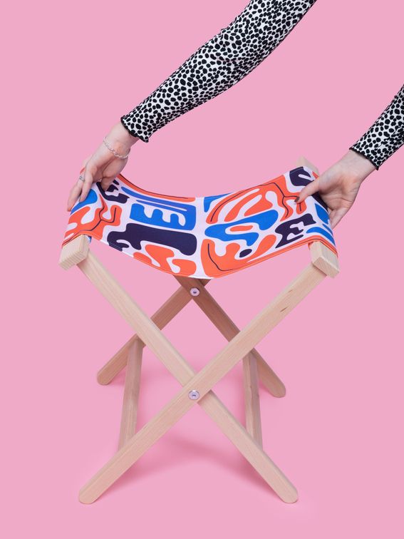 chaises de camping, une pliée et une ouverte