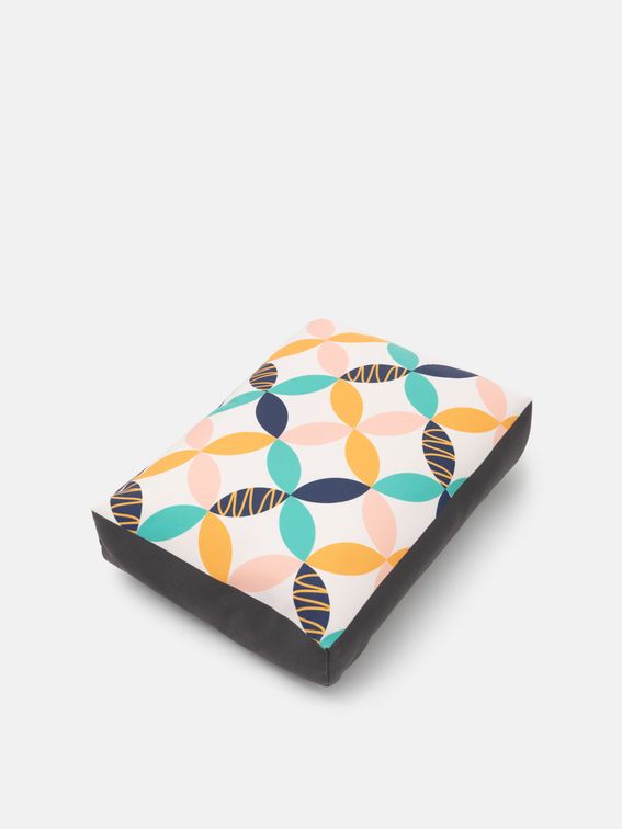 gepersonaliseerd hondenbed met kleurrijk patroon