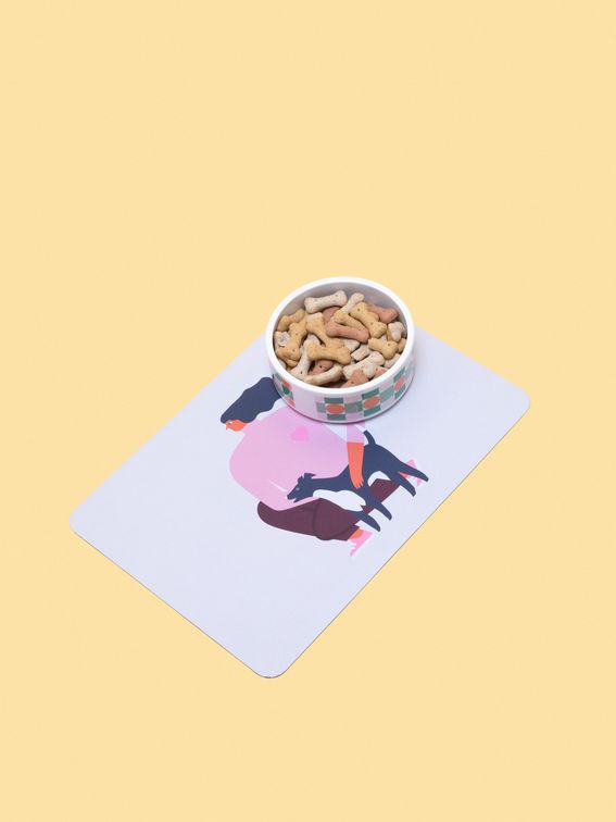 corner details of dog and cat food mat showing the black border