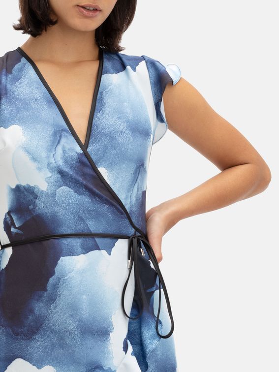 Avant de la robe à volants imprimée