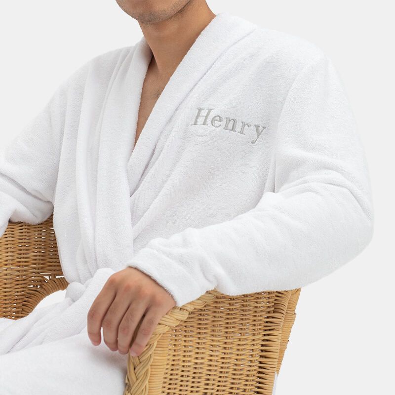 https://raven.contrado.app/resources/images/2021-10/196549/personalized-embroidered-bathrobe-1380968_l.jpg?w=800&h=800&auto=format&fit=crop