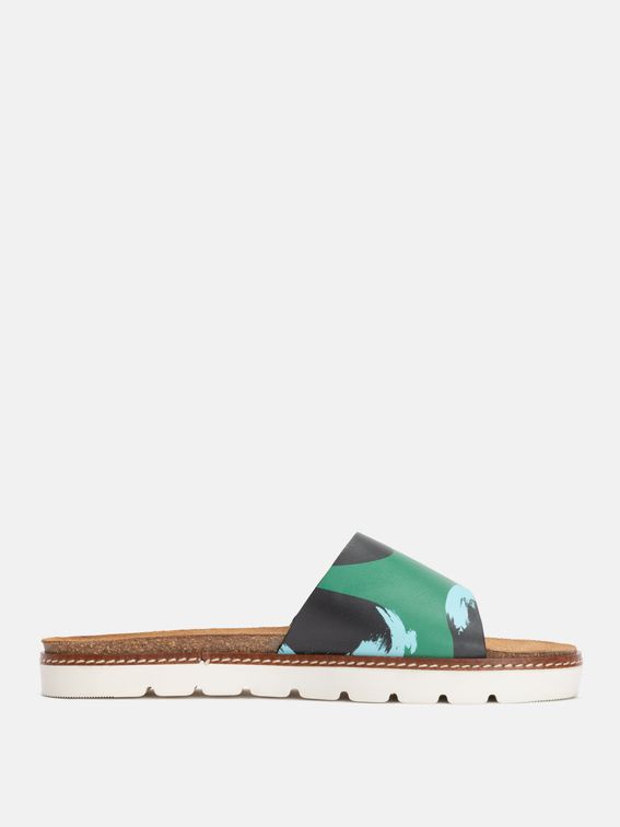 detalle de las chanclas de cuero personalizadas
