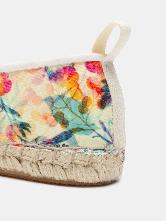 Talon des espadrilles mocassins imprimées avec design