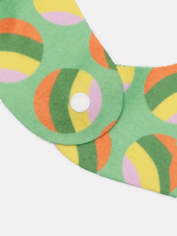 babero con broche de presion