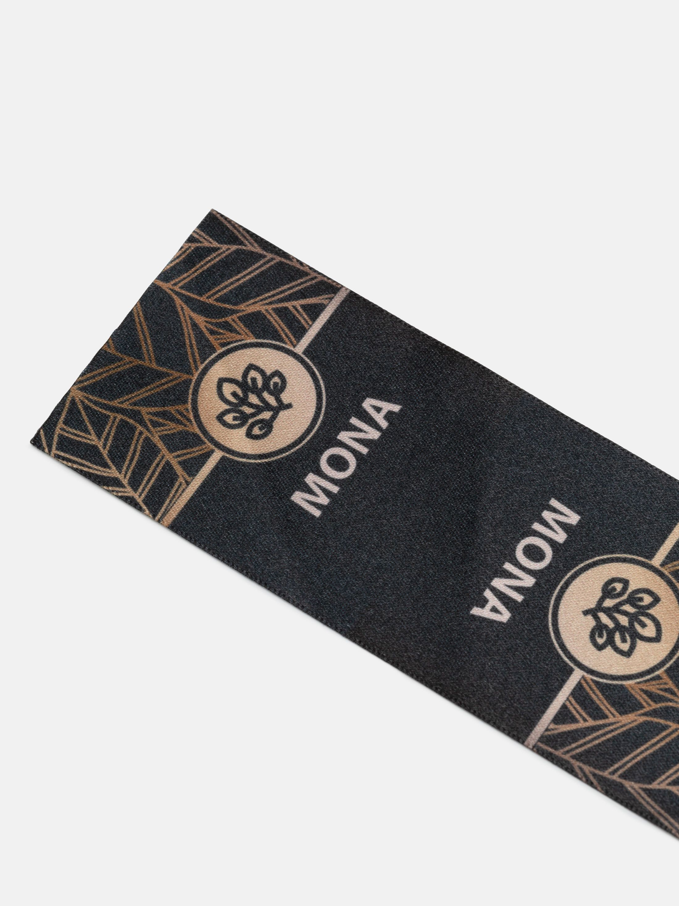 étiquettes logo en tissu personnalisées MONA