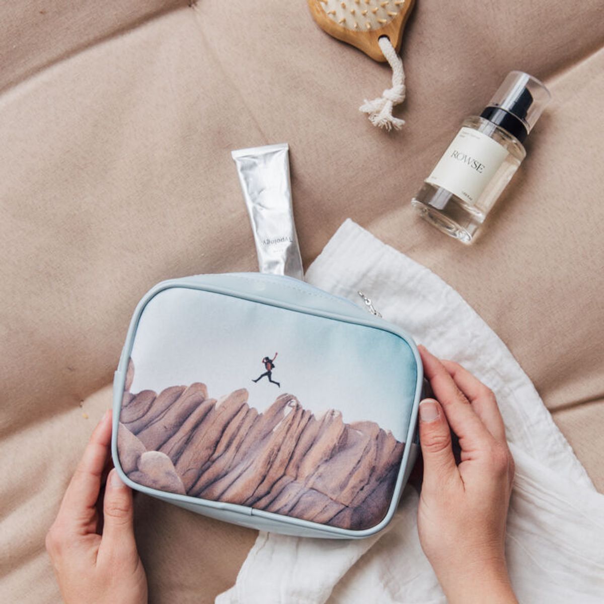 custom makeup bag travel case Logo Clear Toiletry Bags Portable PVC Waterproof Organizer while the structured design ensures your items stay safe and organized Muka Personalized Large Capacity Makeup