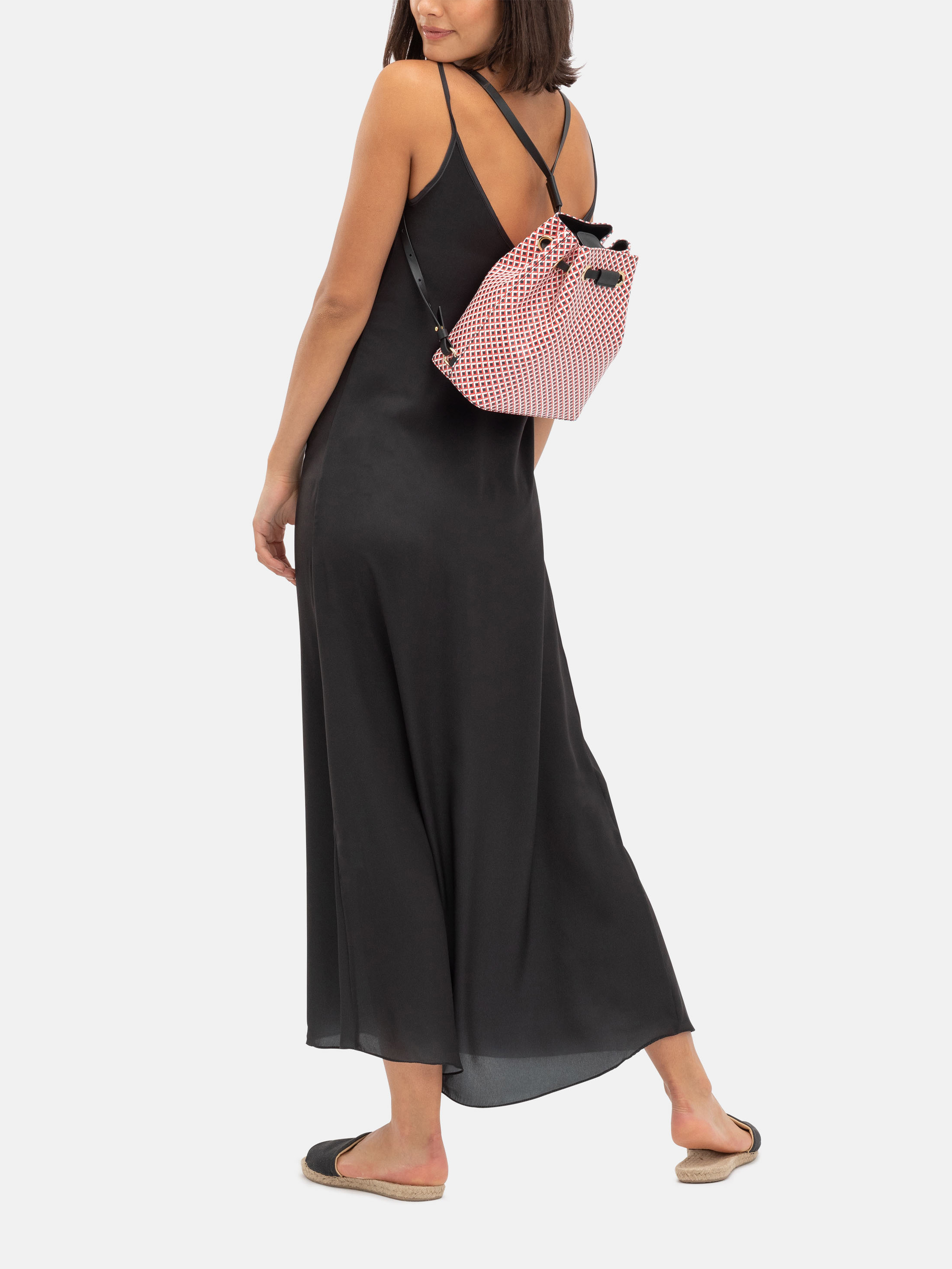 Personnalisez votre sac à dos seau en cuir