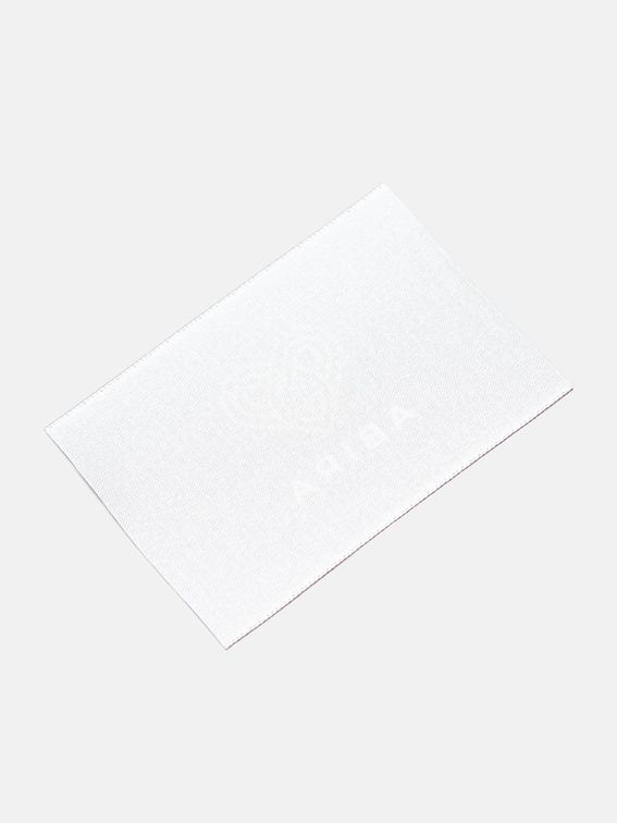 etiquetas de marca de tela en la parte posterior